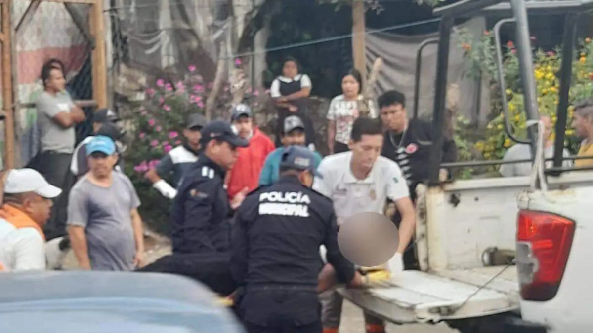 Policia y paramédico ayudando a lesionado